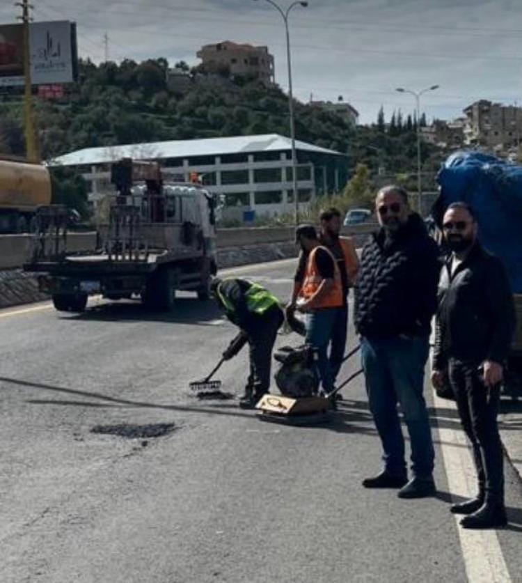 تزفيت الجور على أوتوستراد الهري البترون لتعزيز السلامة المرورية