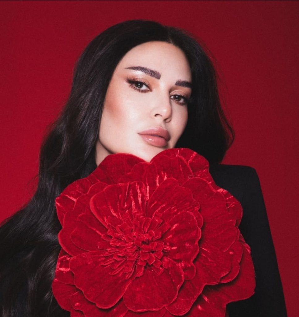 في عيد الحب… سيرين عبد النور تخطف الأنظار بإطلالة حمراء لافتة